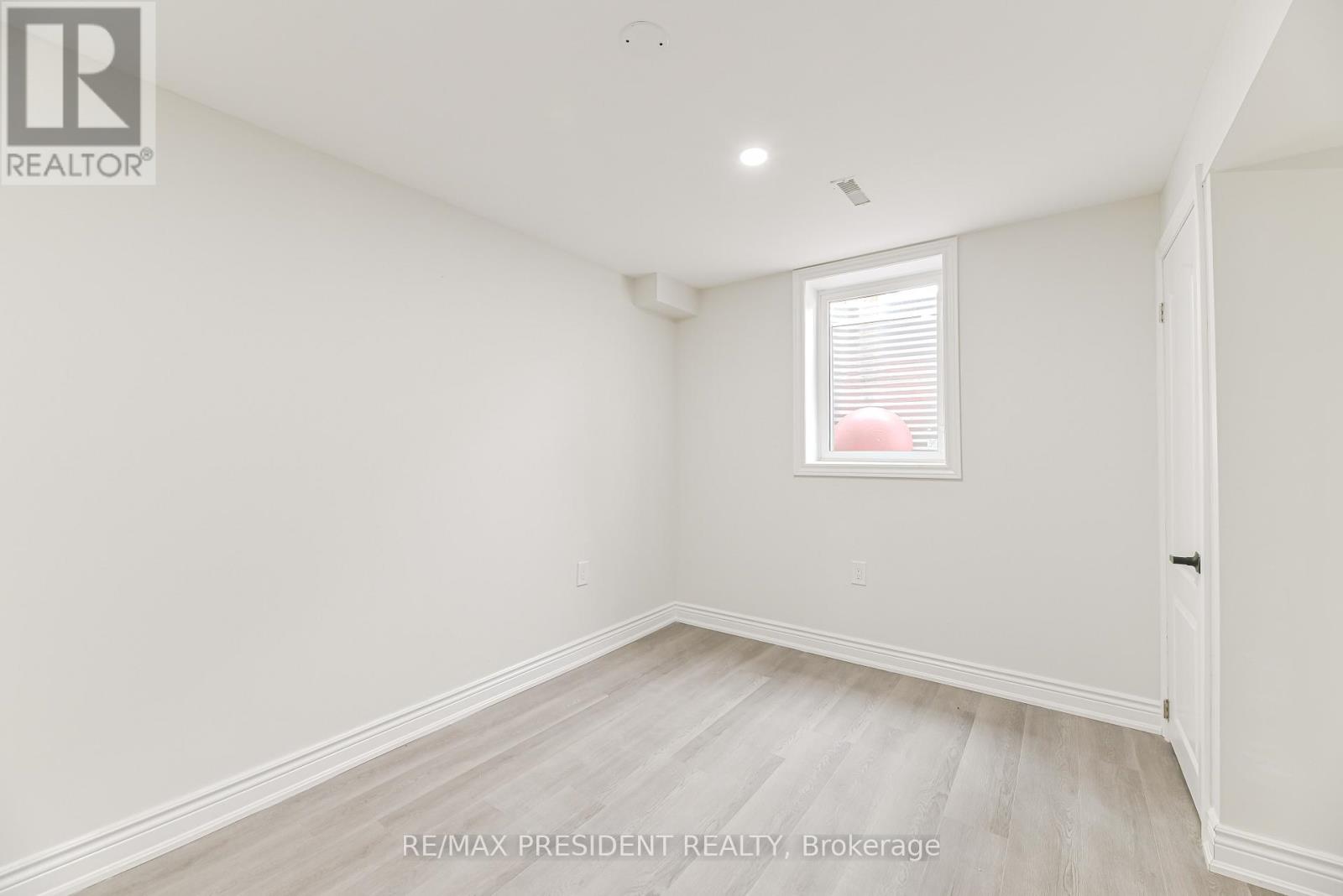 4 Lawnview Court, Brampton (Heart Lake West), Ontario  L7G 1T4 - Photo 37 - W12485515