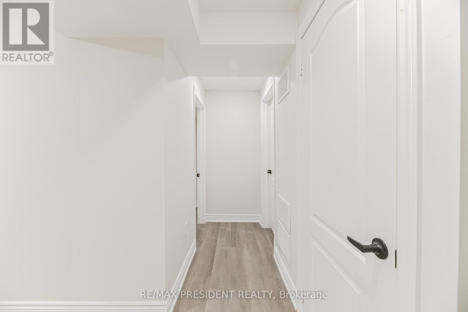 4 Lawnview Court, Brampton (Heart Lake West), Ontario  L7G 1T4 - Photo 44 - W12485515