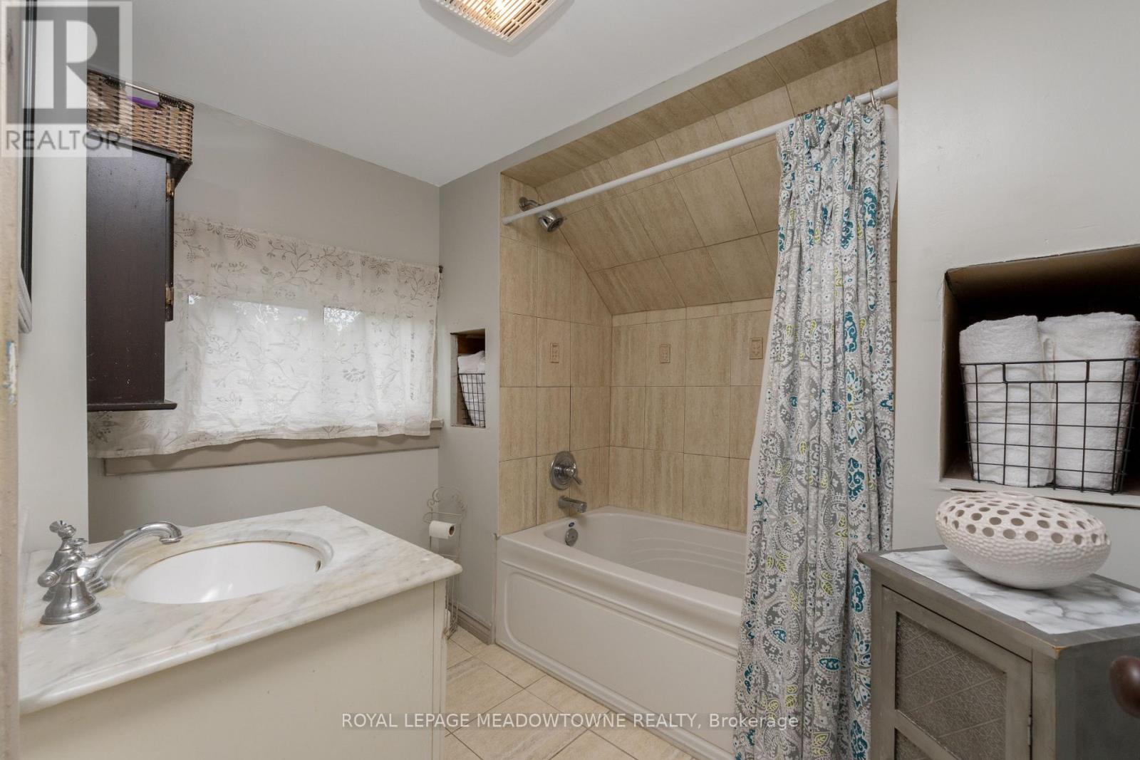 14 Academy Road, Halton Hills (Georgetown), Ontario  L7G 3N8 - Photo 26 - W12486045