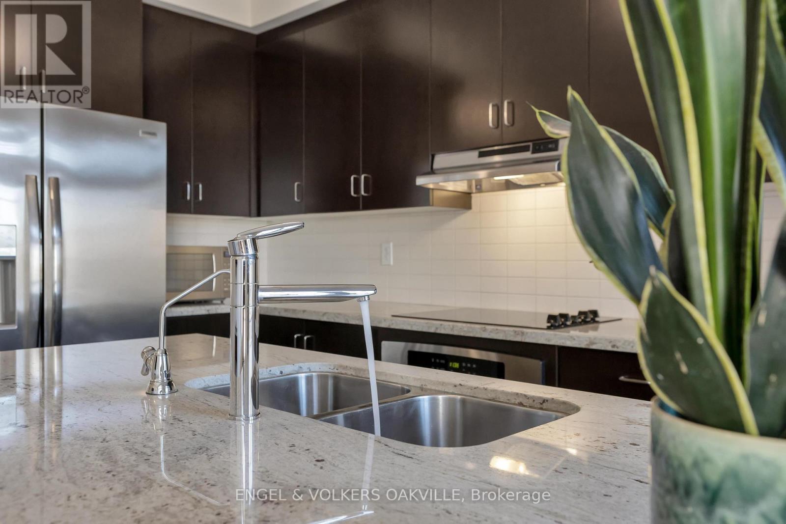 64 Batiste Trail, Halton Hills (Georgetown), Ontario  L7G 0H2 - Photo 4 - W12498886