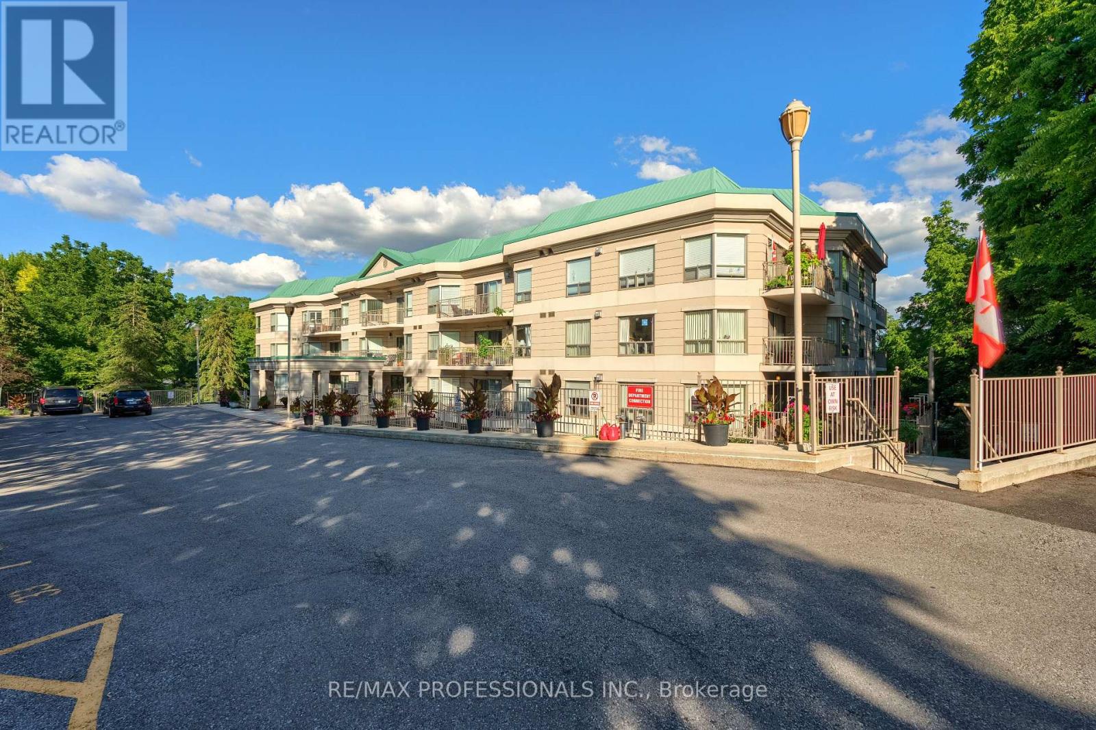 206 - 24 Chapel Street, Halton Hills (Georgetown), Ontario  L7G 6A7 - Photo 3 - W12501460