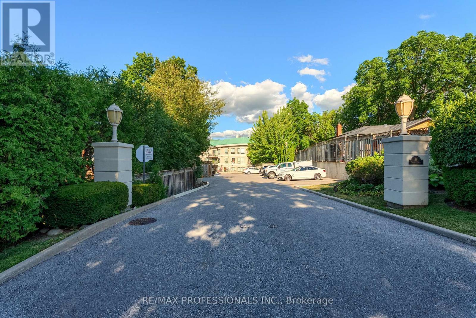 206 - 24 Chapel Street, Halton Hills (Georgetown), Ontario  L7G 6A7 - Photo 4 - W12501460