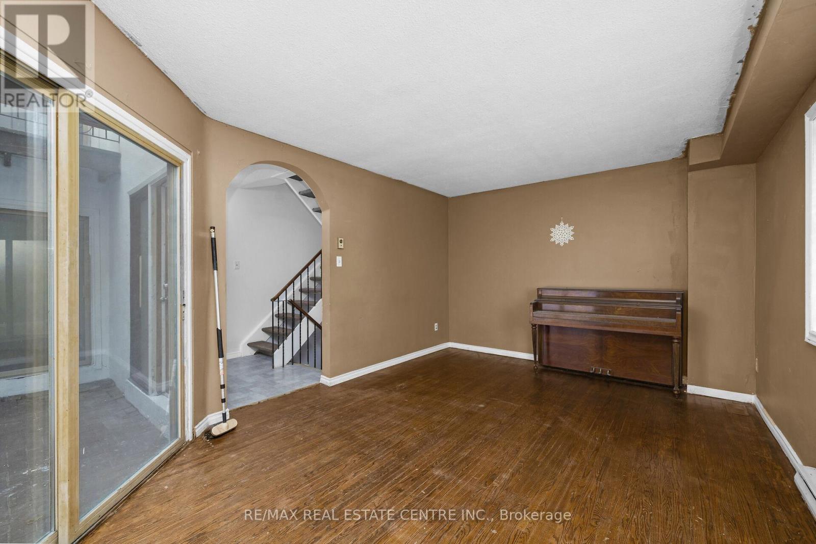 28 Adamson Street S, Halton Hills (Georgetown), Ontario  L0P 1K0 - Photo 11 - W12503534