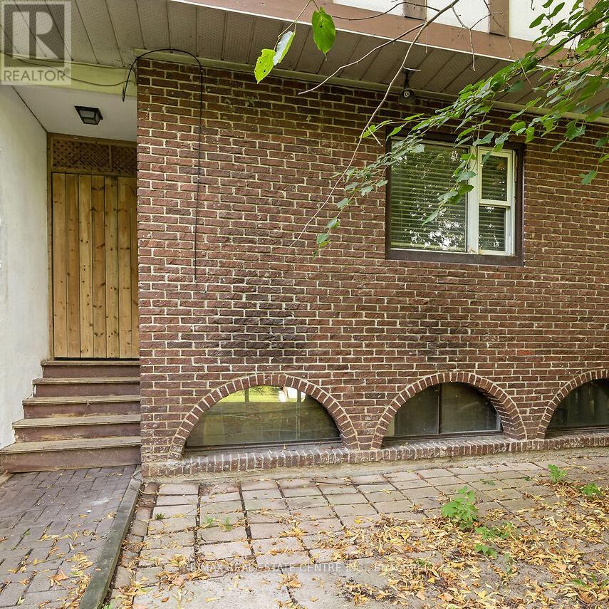 28 Adamson Street S, Halton Hills (Georgetown), Ontario  L0P 1K0 - Photo 3 - W12503534