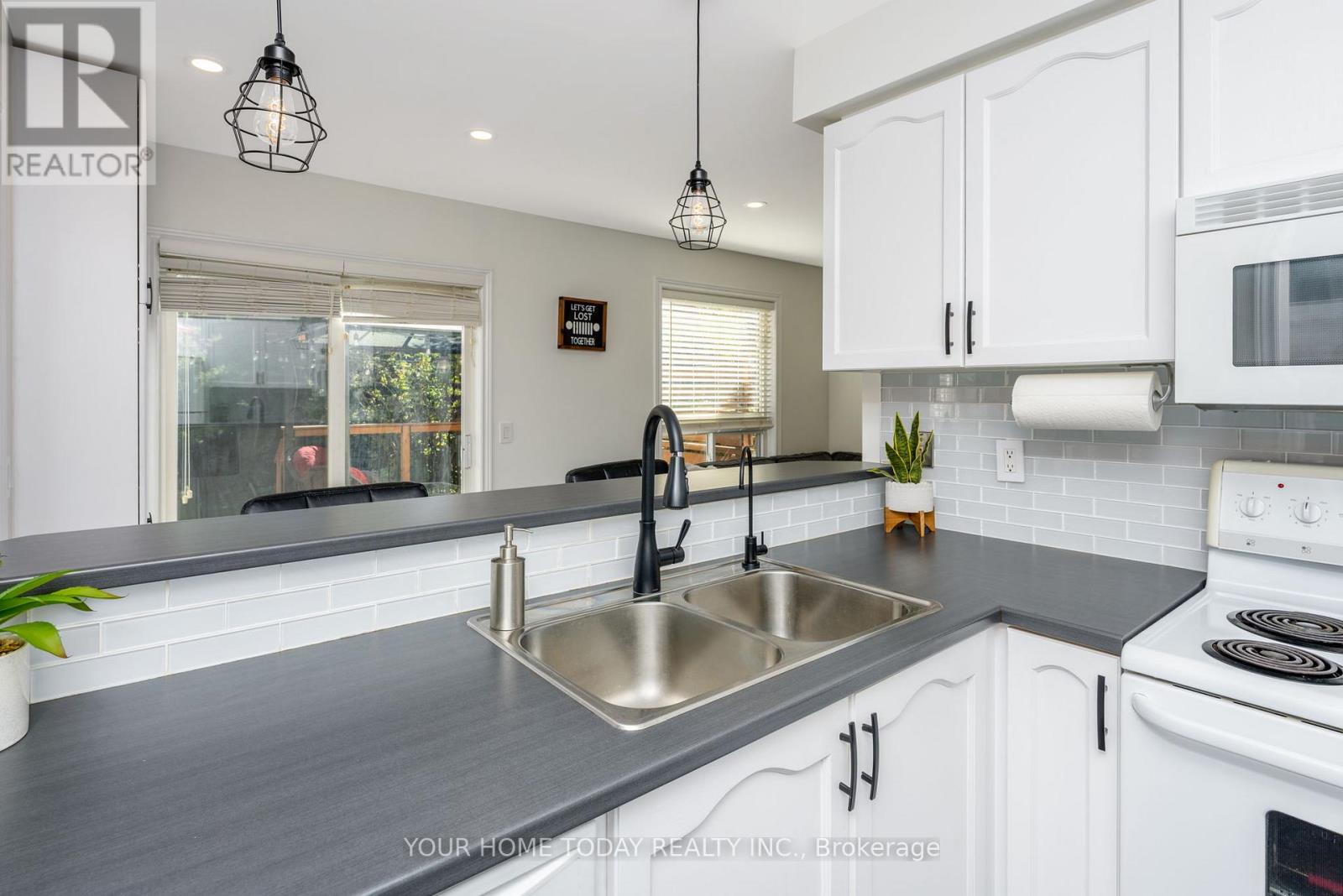 91 Mowat Crescent, Halton Hills (Georgetown), Ontario  L7G 6C8 - Photo 10 - W12511572