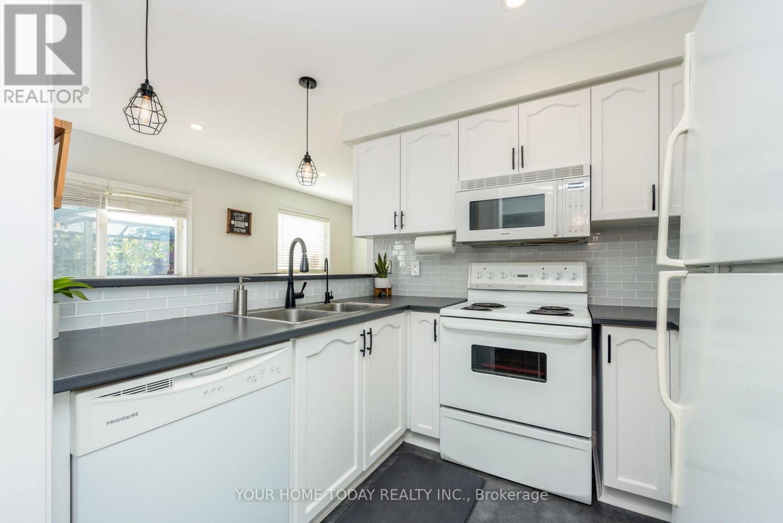 91 Mowat Crescent, Halton Hills (Georgetown), Ontario  L7G 6C8 - Photo 11 - W12511572