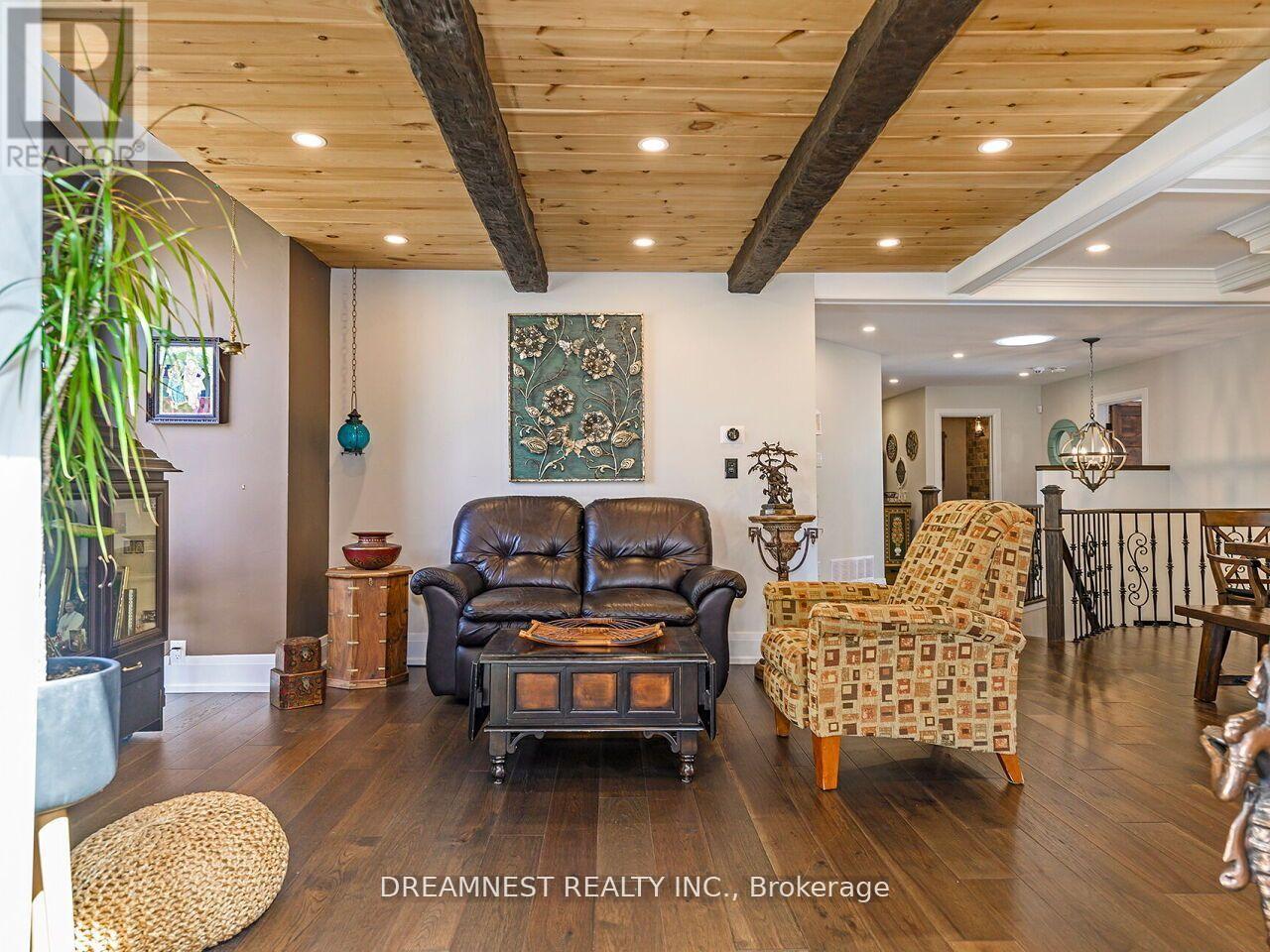 11132 Mcfarland Court, Milton (Brookville/haltonville), Ontario  L0P 1B0 - Photo 6 - W12541690