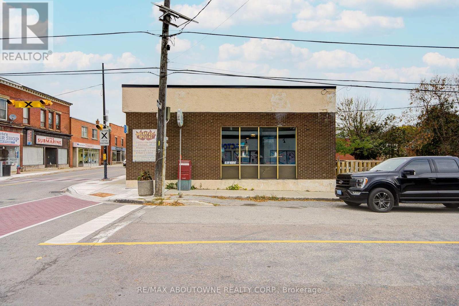 28 Mill Street E, Halton Hills (Ac Acton), Ontario  L7J 1H2 - Photo 3 - W12566392