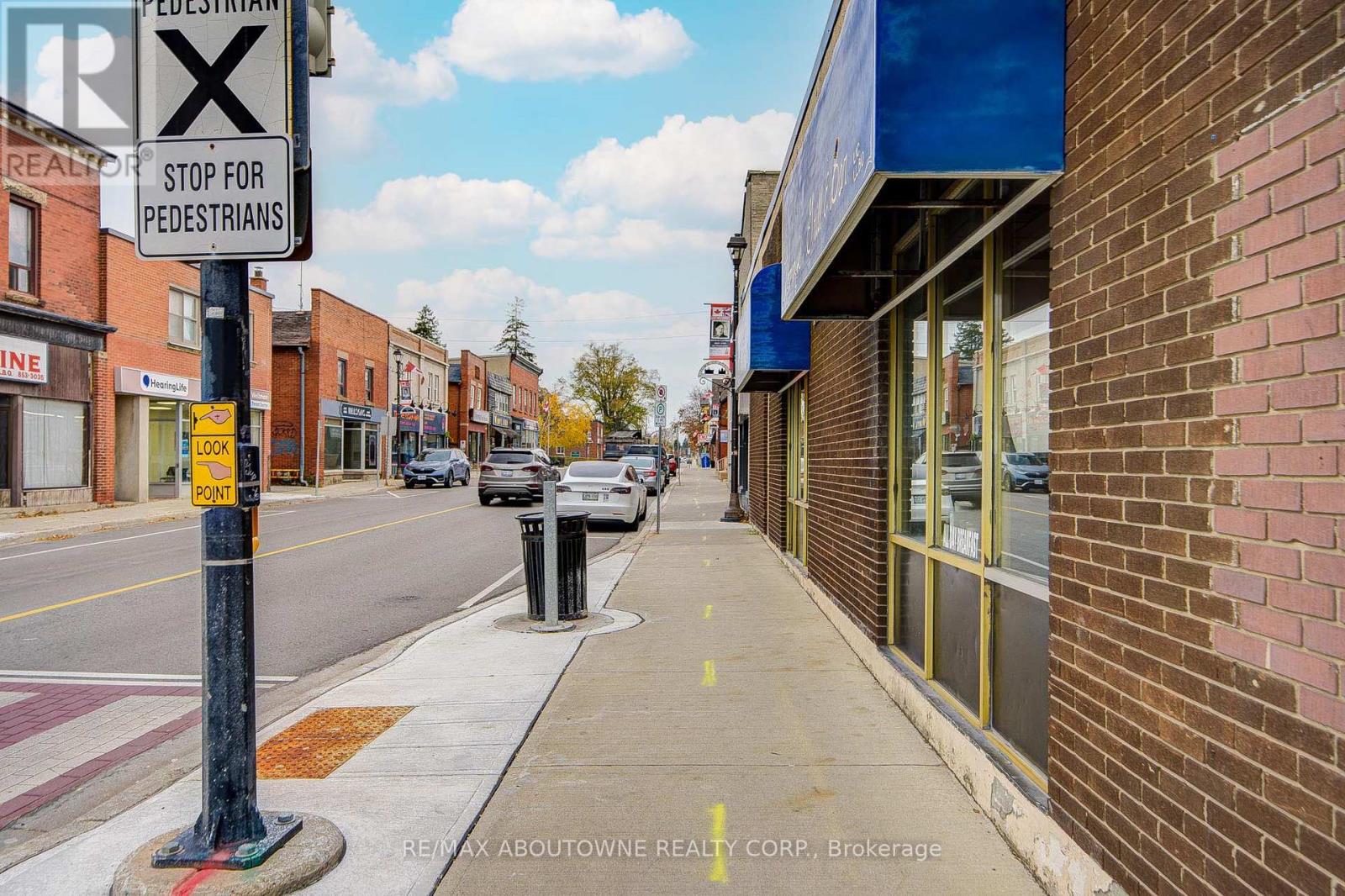 28 Mill Street E, Halton Hills (Ac Acton), Ontario  L7J 1H2 - Photo 4 - W12566392