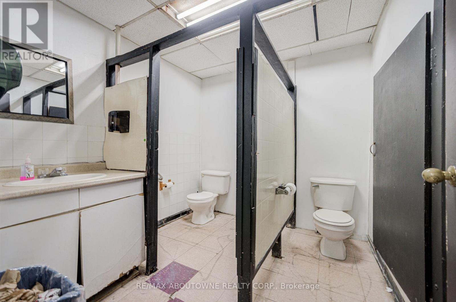 28 Mill Street E, Halton Hills (Ac Acton), Ontario  L7J 1H2 - Photo 41 - W12566392