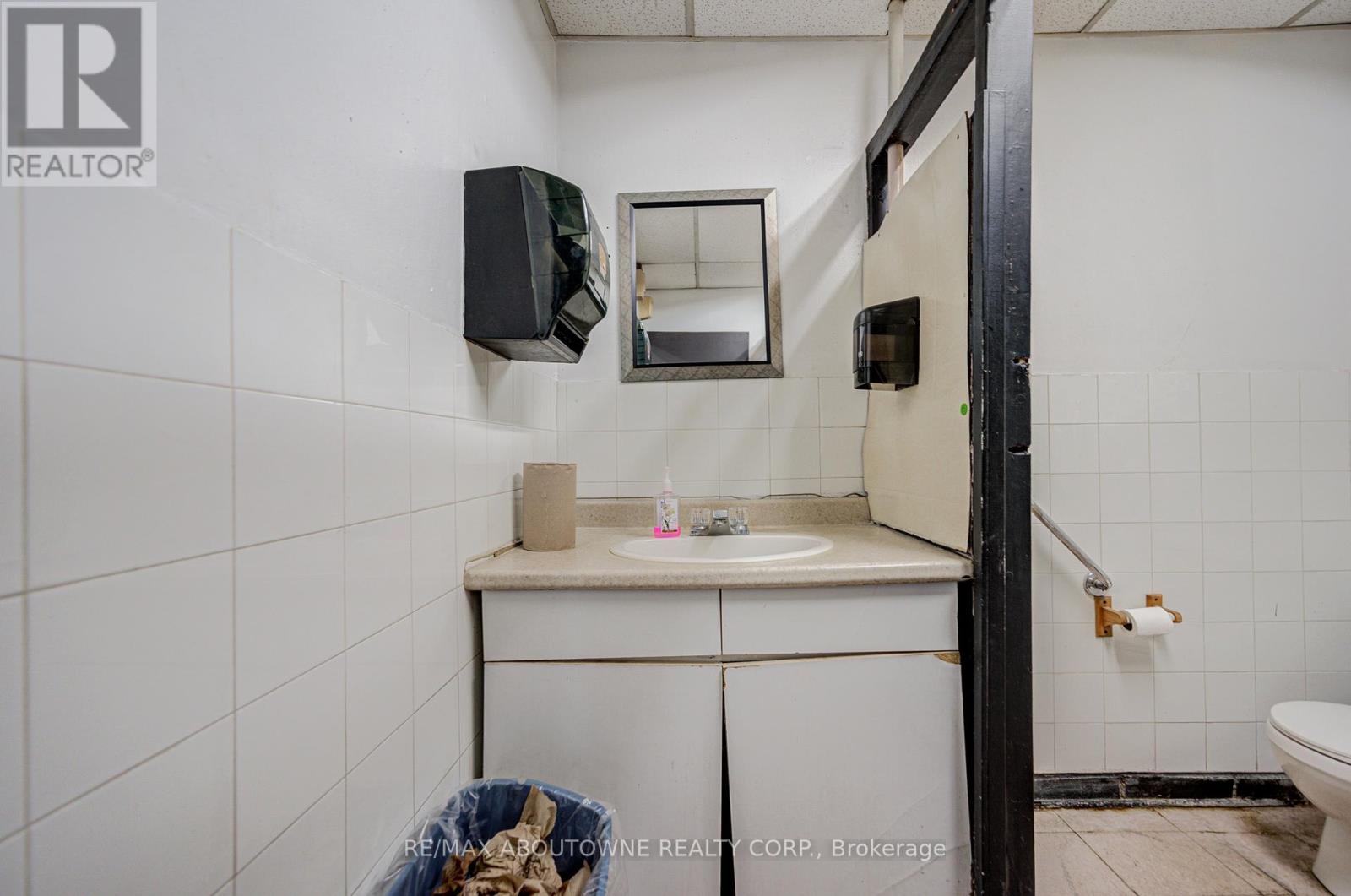 28 Mill Street E, Halton Hills (Ac Acton), Ontario  L7J 1H2 - Photo 42 - W12566392