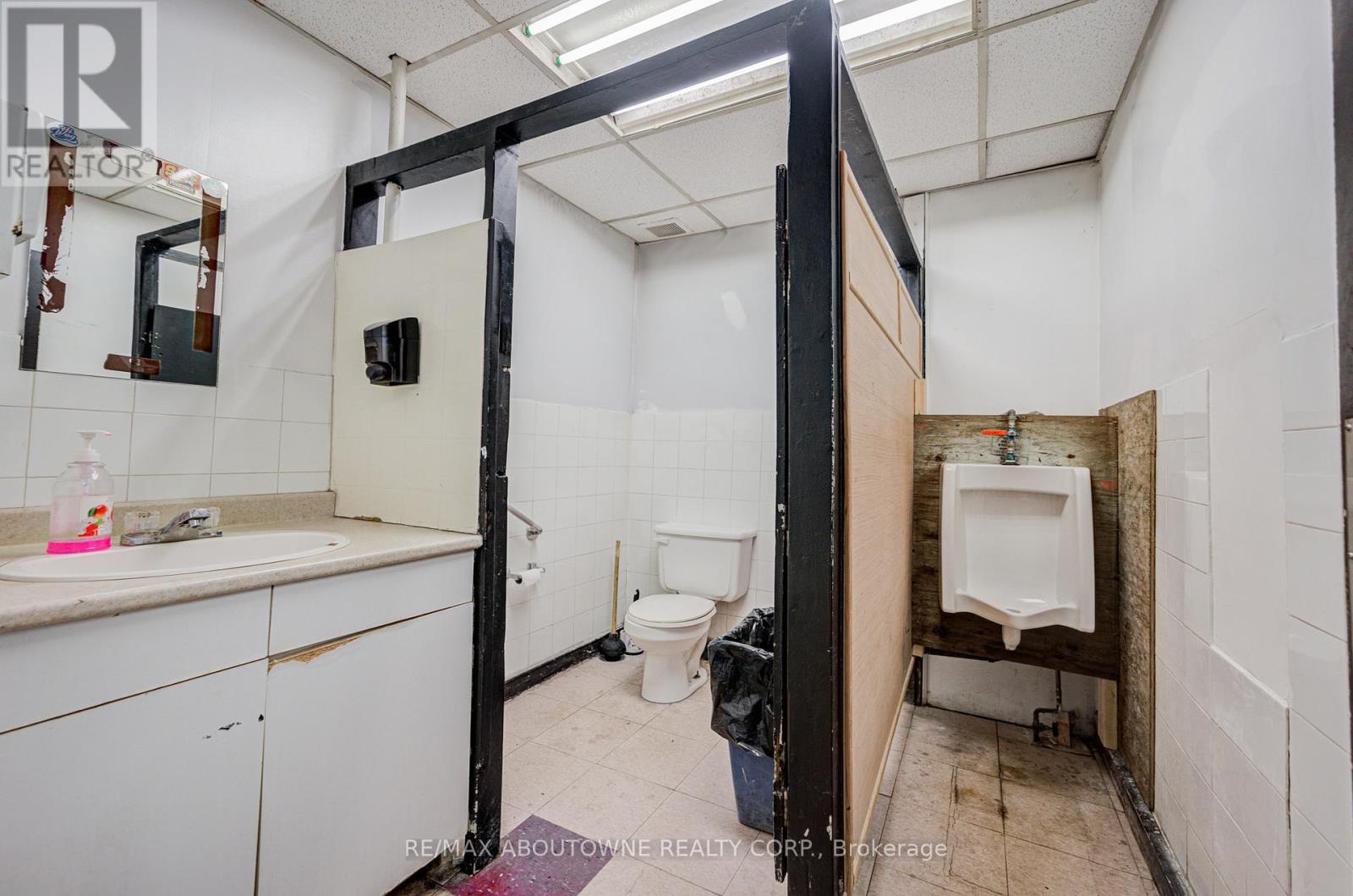 28 Mill Street E, Halton Hills (Ac Acton), Ontario  L7J 1H2 - Photo 43 - W12566392