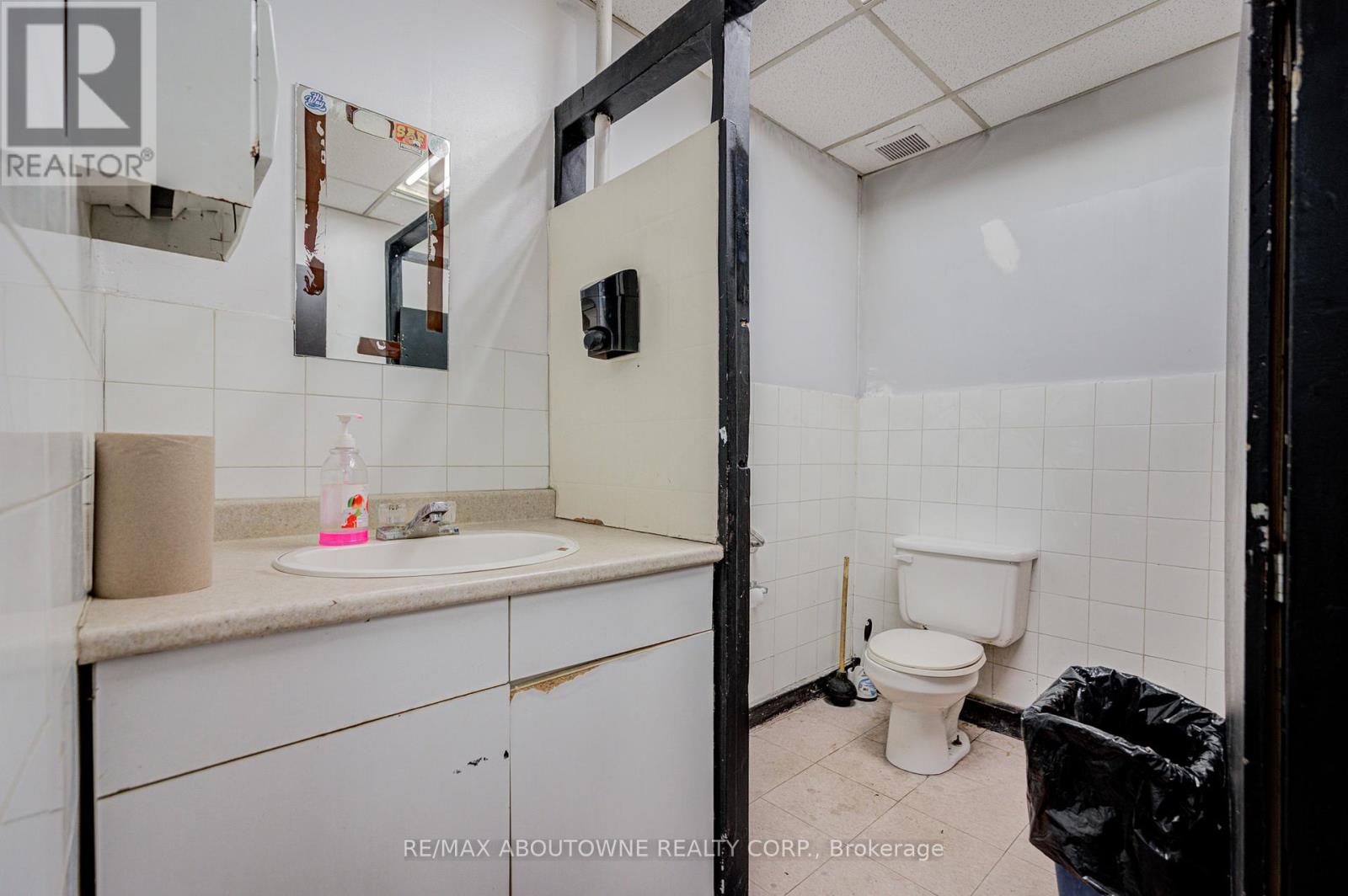 28 Mill Street E, Halton Hills (Ac Acton), Ontario  L7J 1H2 - Photo 44 - W12566392