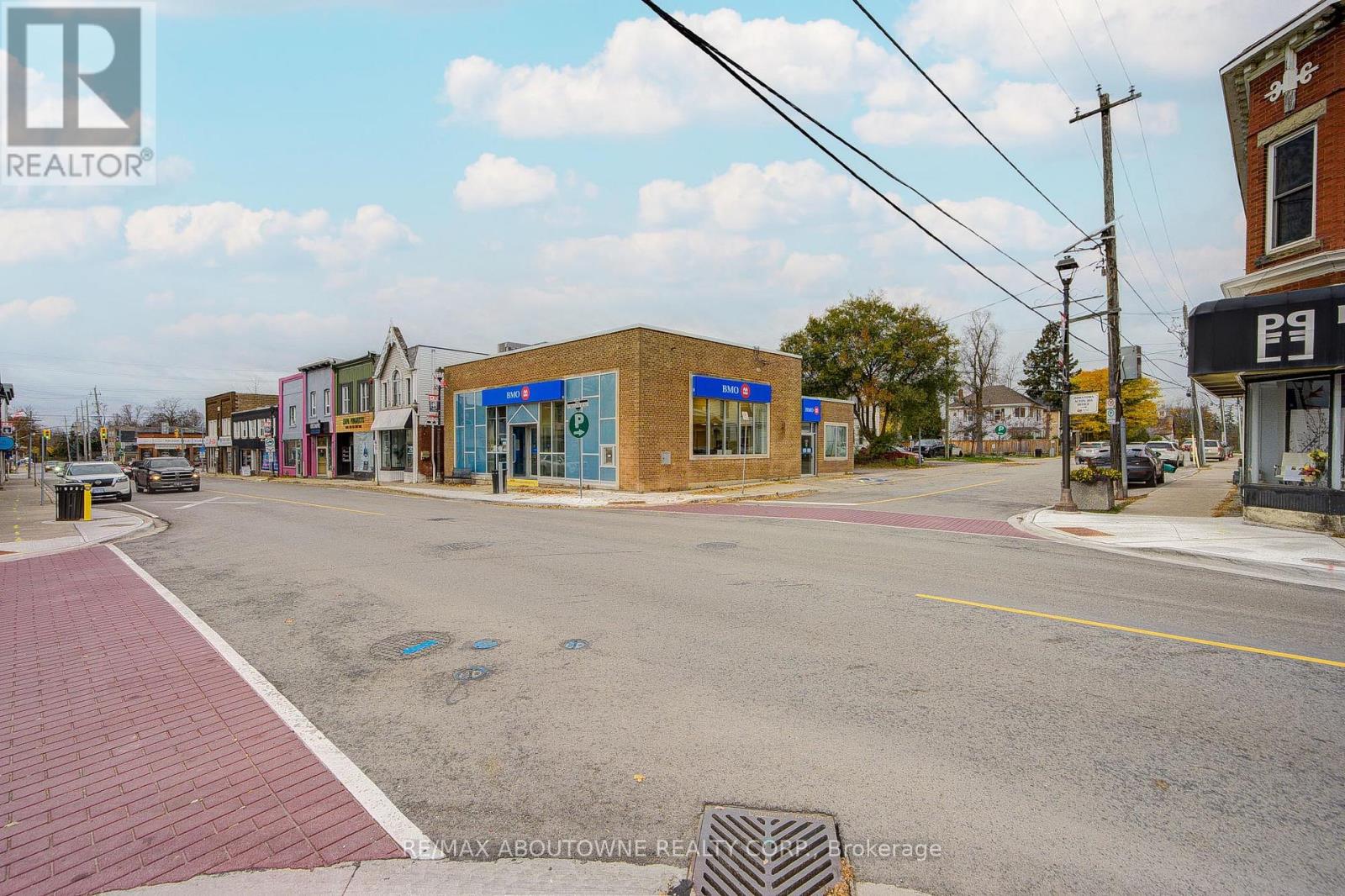 28 Mill Street E, Halton Hills (Ac Acton), Ontario  L7J 1H2 - Photo 5 - W12566392