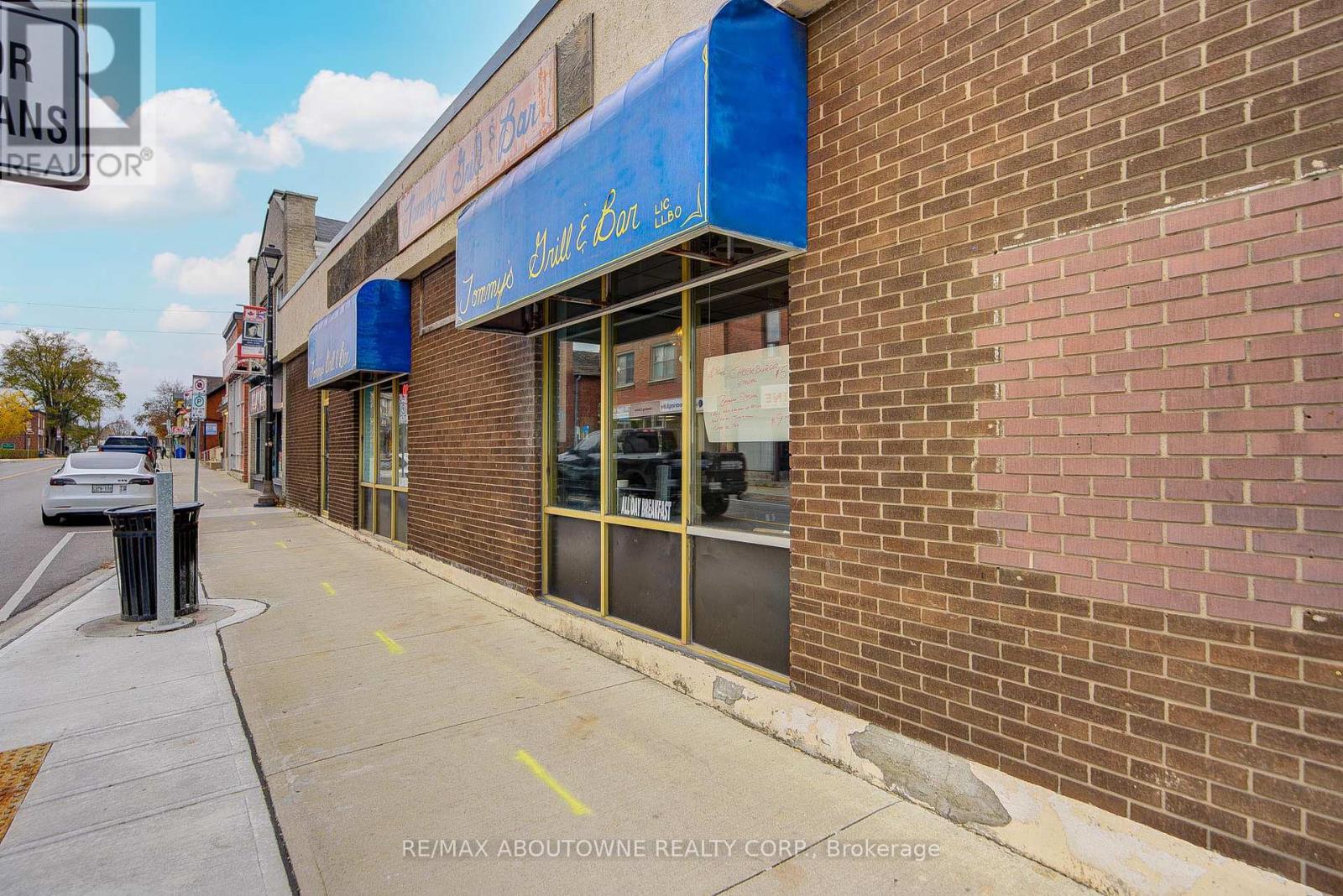 28 Mill Street E, Halton Hills (Ac Acton), Ontario  L7J 1H2 - Photo 6 - W12566392