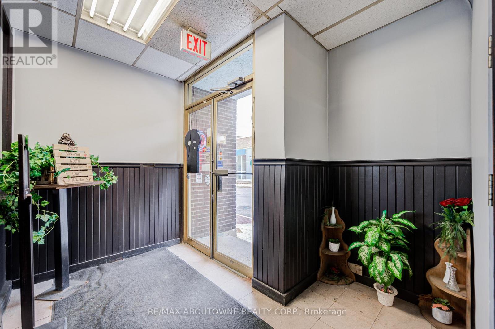 28 Mill Street E, Halton Hills (Ac Acton), Ontario  L7J 1H2 - Photo 7 - W12566392