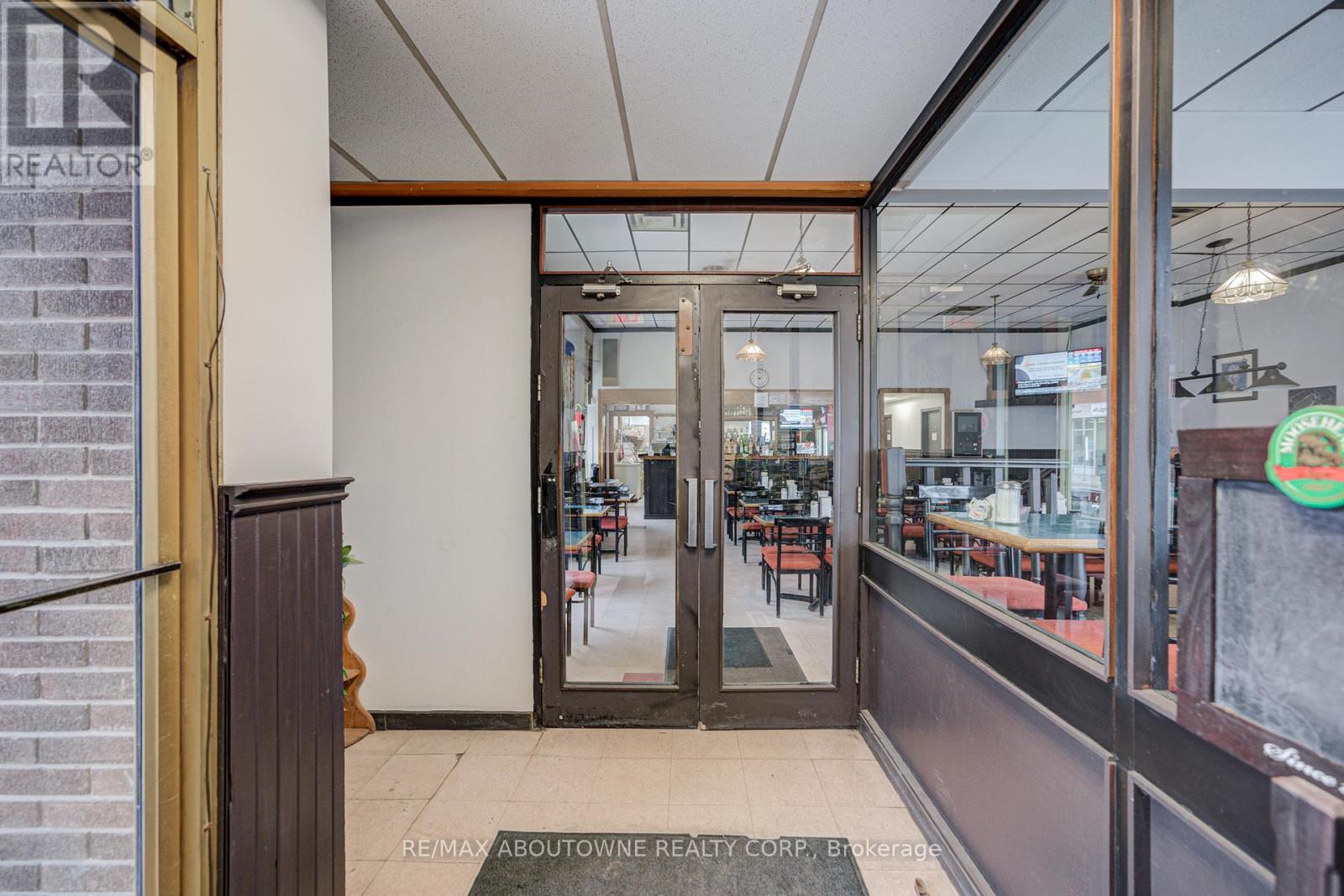 28 Mill Street E, Halton Hills (Ac Acton), Ontario  L7J 1H2 - Photo 8 - W12566392