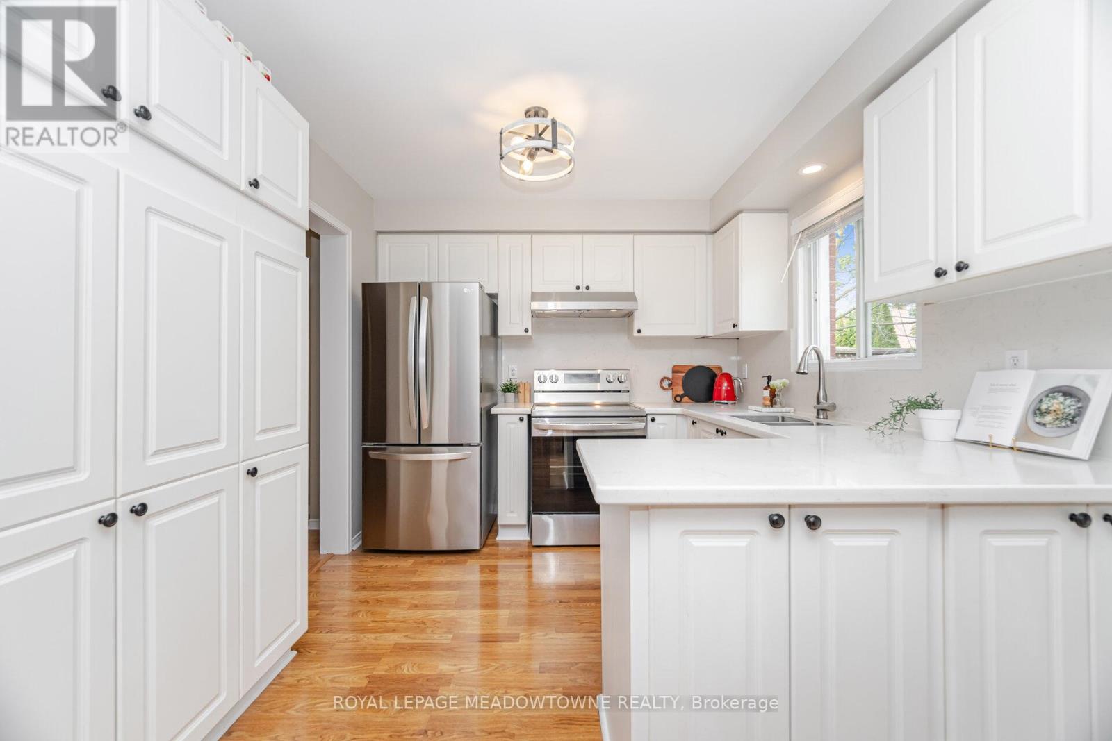 33 Harrop Avenue, Halton Hills (Georgetown), Ontario  L7G 5R4 - Photo 8 - W12581430