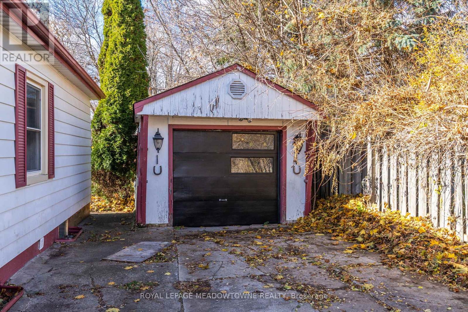 5 Louisa Street, Halton Hills (Georgetown), Ontario  L0P 1K0 - Photo 3 - W12596980