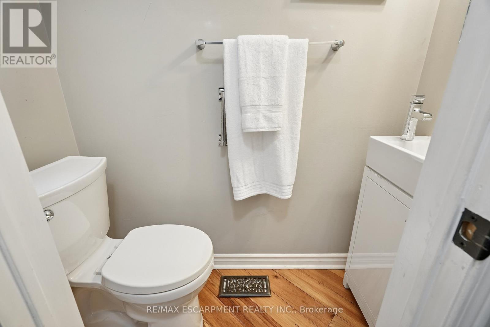 7 Birchway Place, Halton Hills (Ac Acton), Ontario  L7J 2X4 - Photo 22 - W12605964