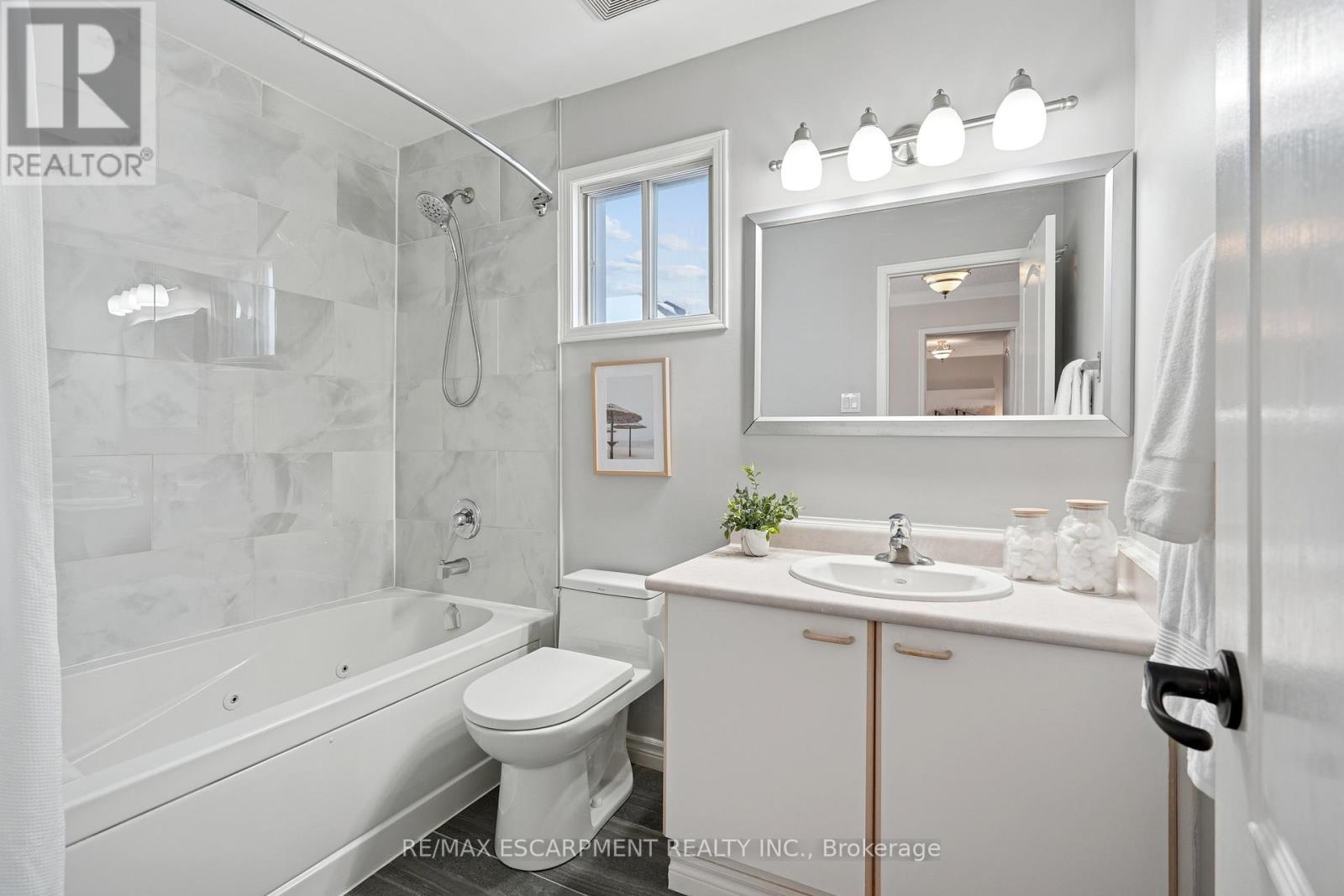 7 Birchway Place, Halton Hills (Ac Acton), Ontario  L7J 2X4 - Photo 25 - W12605964