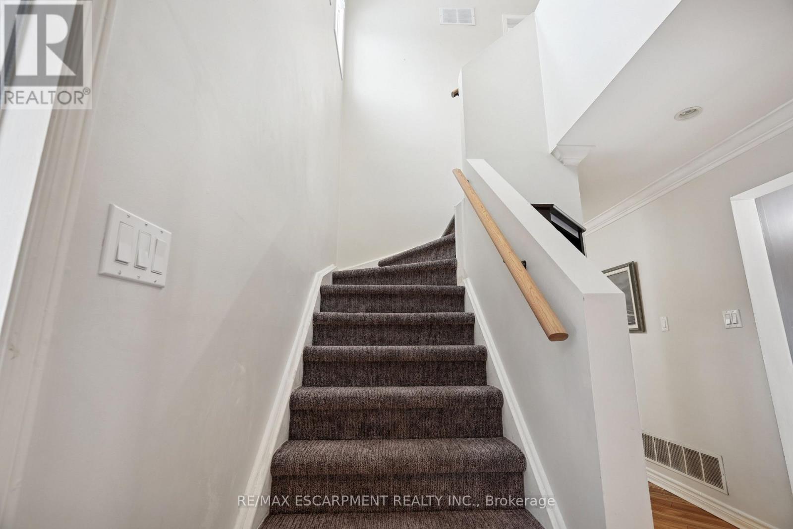 7 Birchway Place, Halton Hills (Ac Acton), Ontario  L7J 2X4 - Photo 26 - W12605964