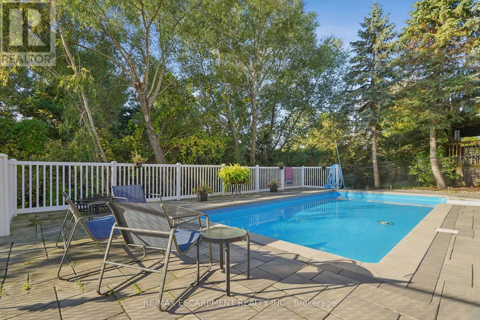 7 Birchway Place, Halton Hills (Ac Acton), Ontario  L7J 2X4 - Photo 3 - W12605964