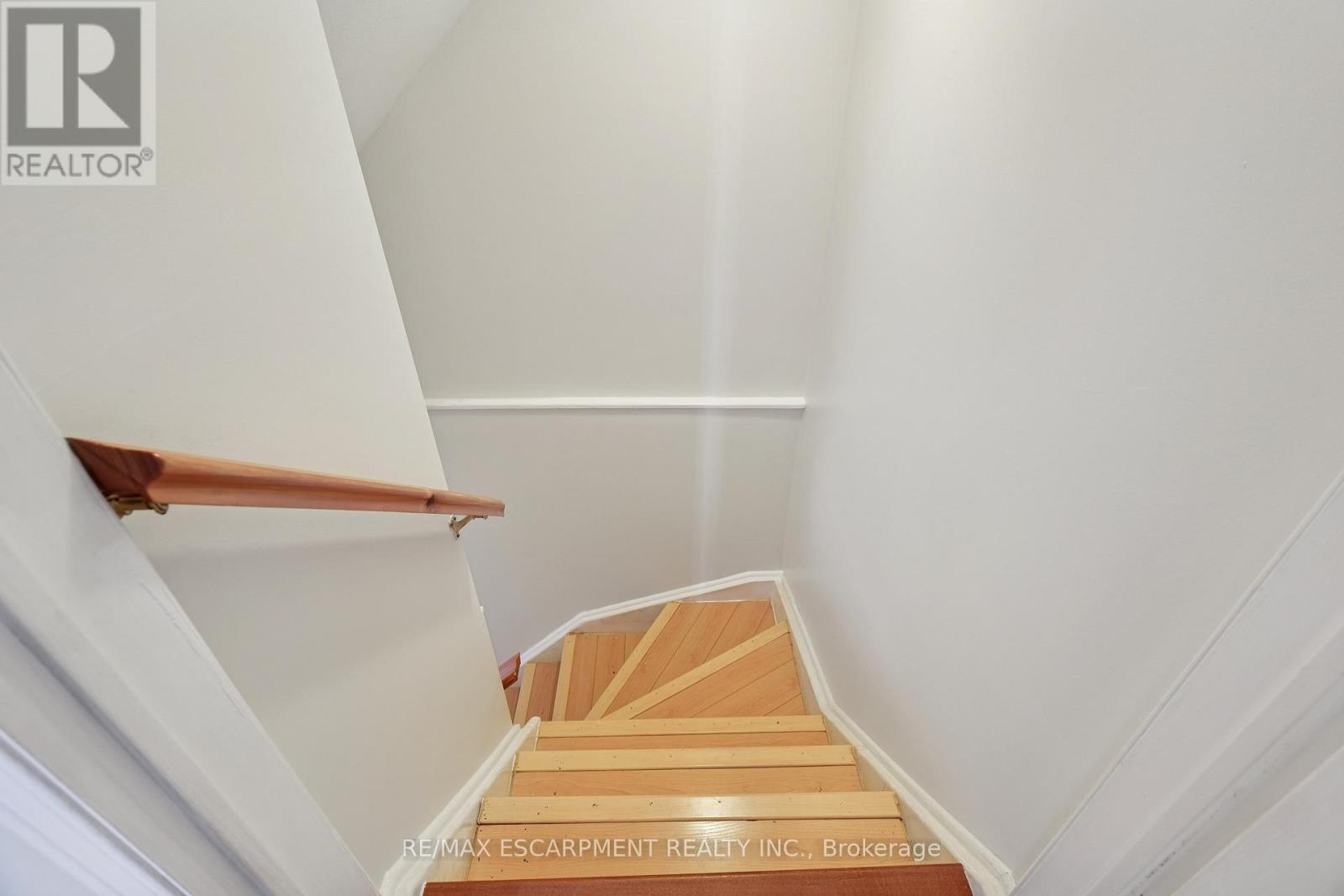 7 Birchway Place, Halton Hills (Ac Acton), Ontario  L7J 2X4 - Photo 32 - W12605964