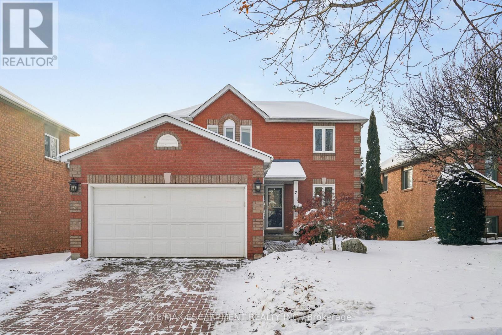 7 Birchway Place, Halton Hills (Ac Acton), Ontario  L7J 2X4 - Photo 5 - W12605964