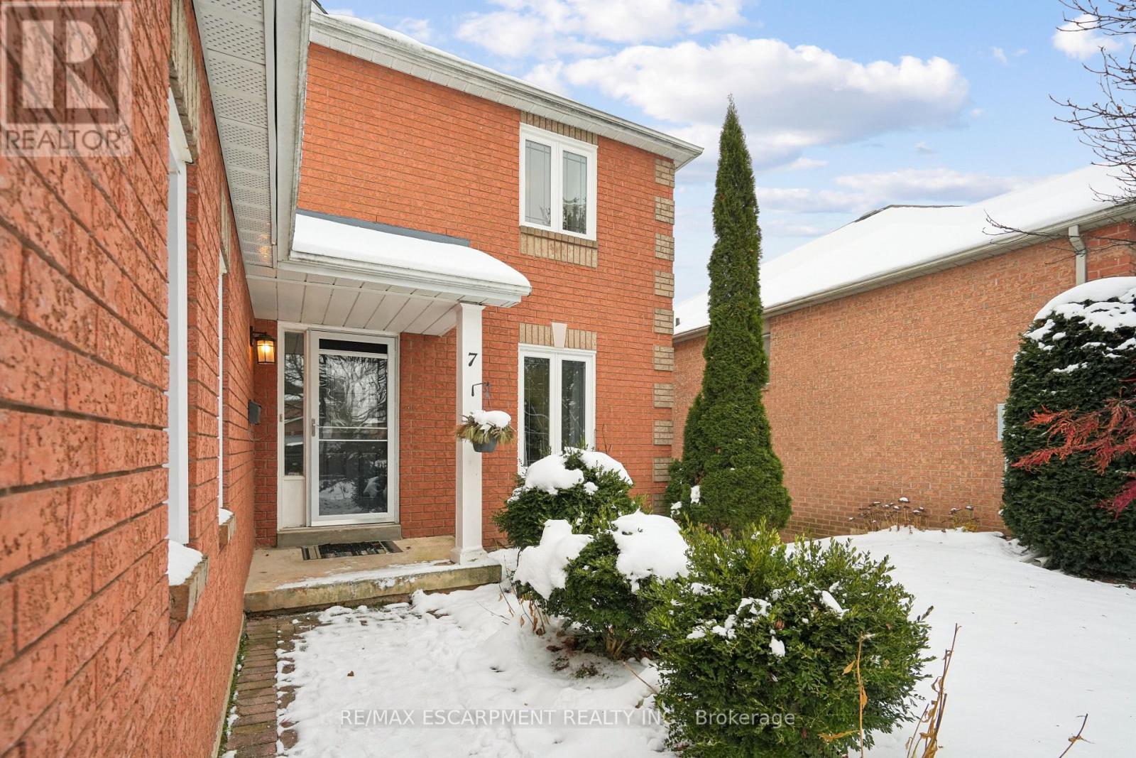 7 Birchway Place, Halton Hills (Ac Acton), Ontario  L7J 2X4 - Photo 8 - W12605964