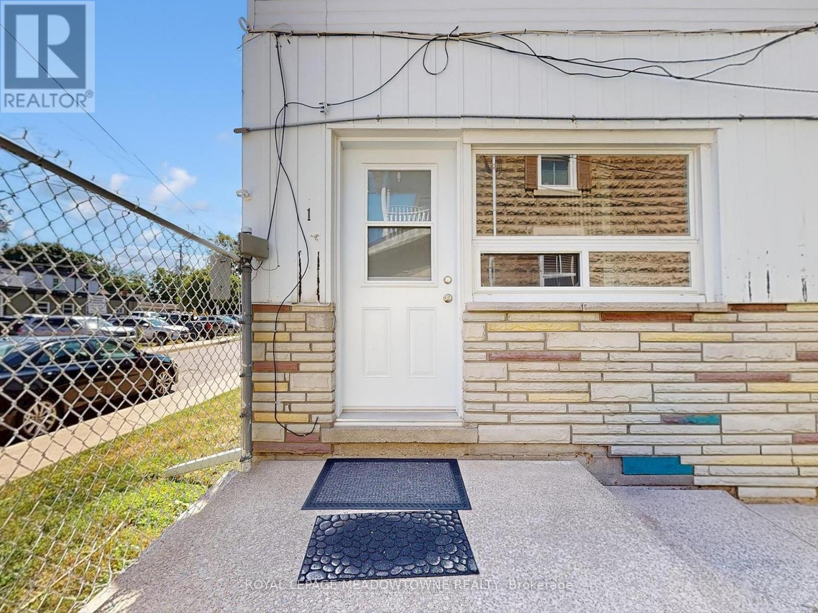 1 - 12 Wesleyan Street, Halton Hills (Georgetown), Ontario  L7G 2E1 - Photo 4 - W12609254