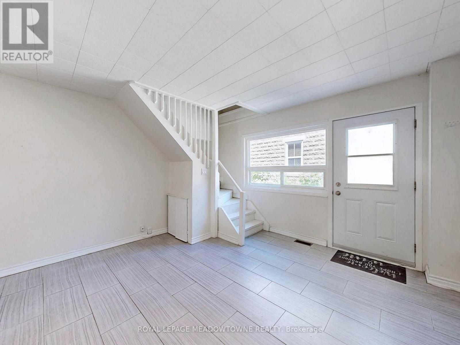 1 - 12 Wesleyan Street, Halton Hills (Georgetown), Ontario  L7G 2E1 - Photo 5 - W12609254