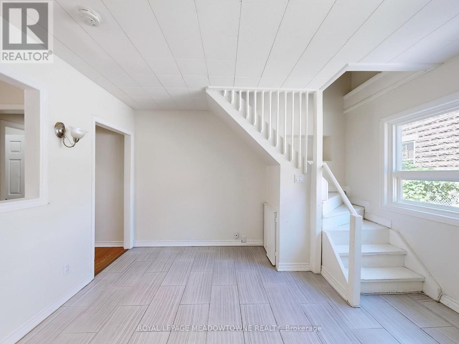 1 - 12 Wesleyan Street, Halton Hills (Georgetown), Ontario  L7G 2E1 - Photo 6 - W12609254