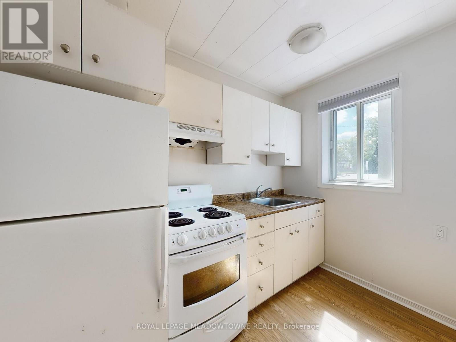 1 - 12 Wesleyan Street, Halton Hills (Georgetown), Ontario  L7G 2E1 - Photo 9 - W12609254