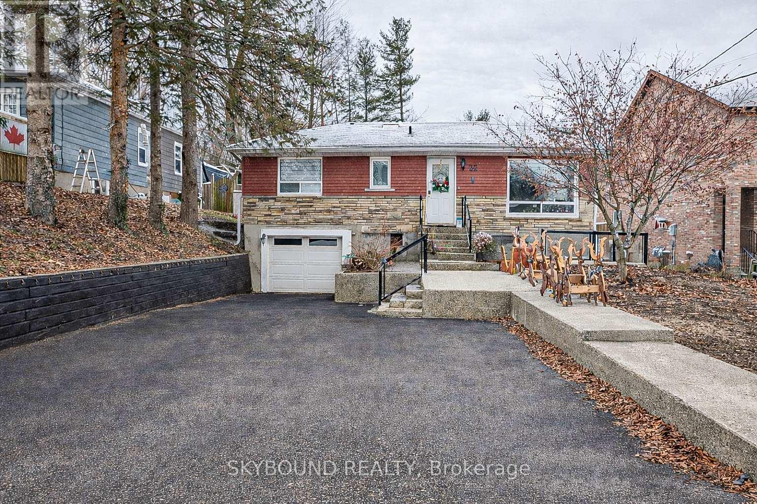 32 Victoria Avenue, Halton Hills (Ac Acton), Ontario  L7J 1Y9 - Photo 2 - W12633380