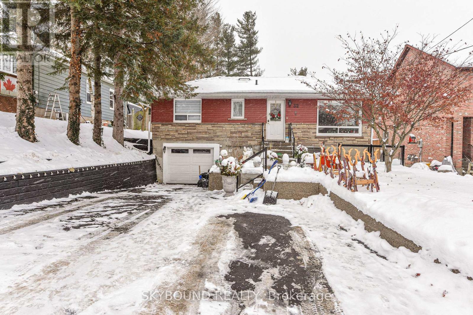 32 Victoria Avenue, Halton Hills (Ac Acton), Ontario  L7J 1Y9 - Photo 3 - W12633380