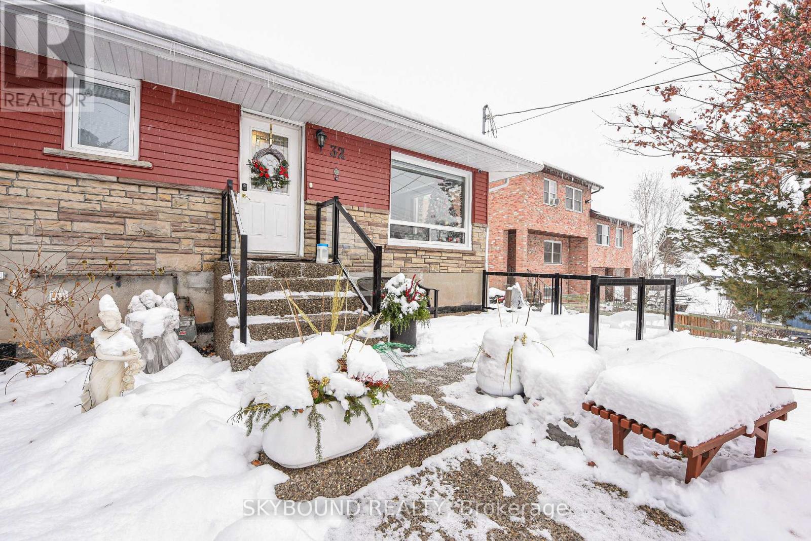 32 Victoria Avenue, Halton Hills (Ac Acton), Ontario  L7J 1Y9 - Photo 5 - W12633380