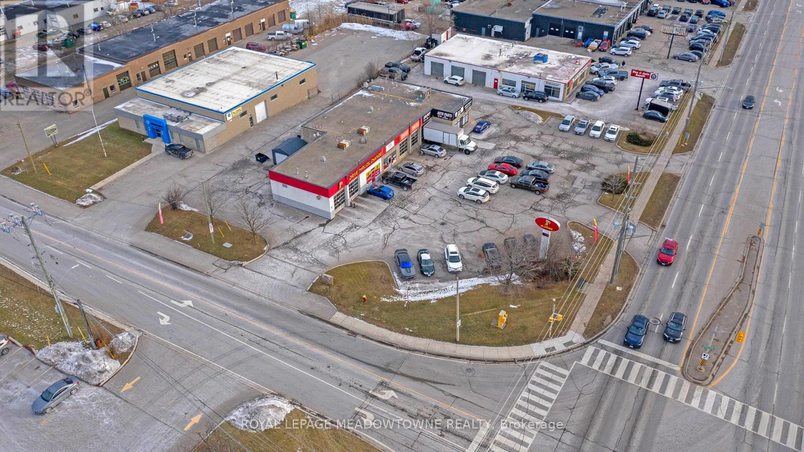 341 Guelph Street, Halton Hills (Georgetown), Ontario  L7G 4B6 - Photo 2 - W12664814