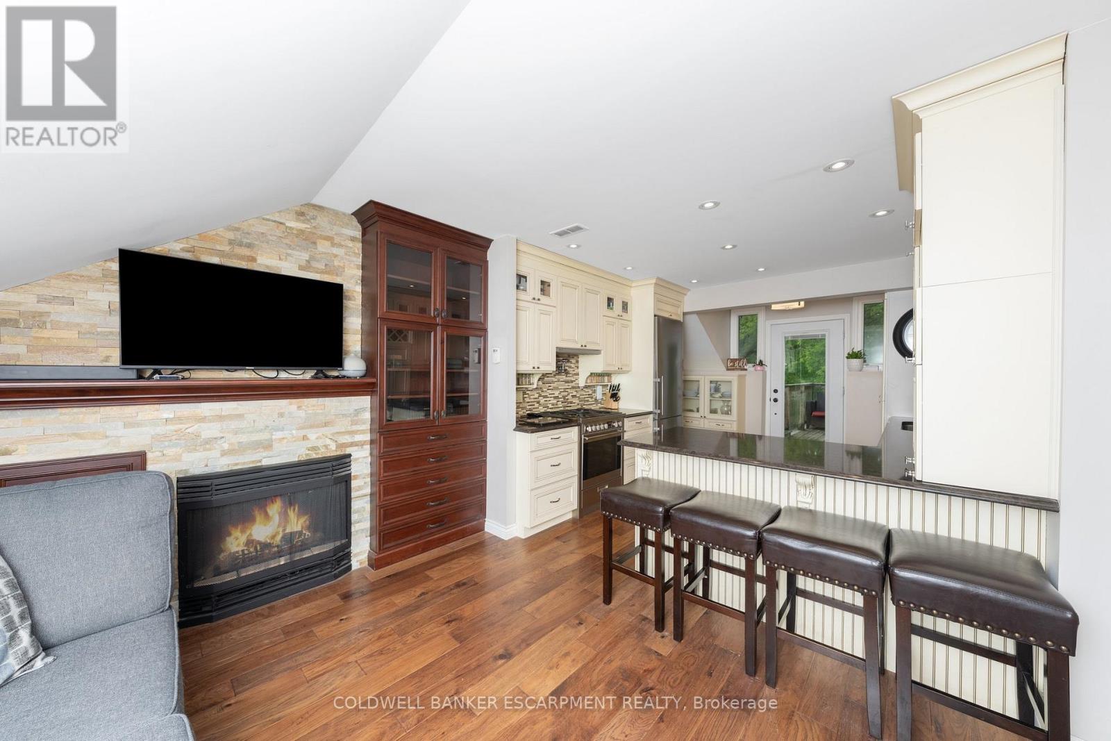 28 Main Street N, Halton Hills (Ac Acton), Ontario  L7J 1W1 - Photo 25 - W12687664