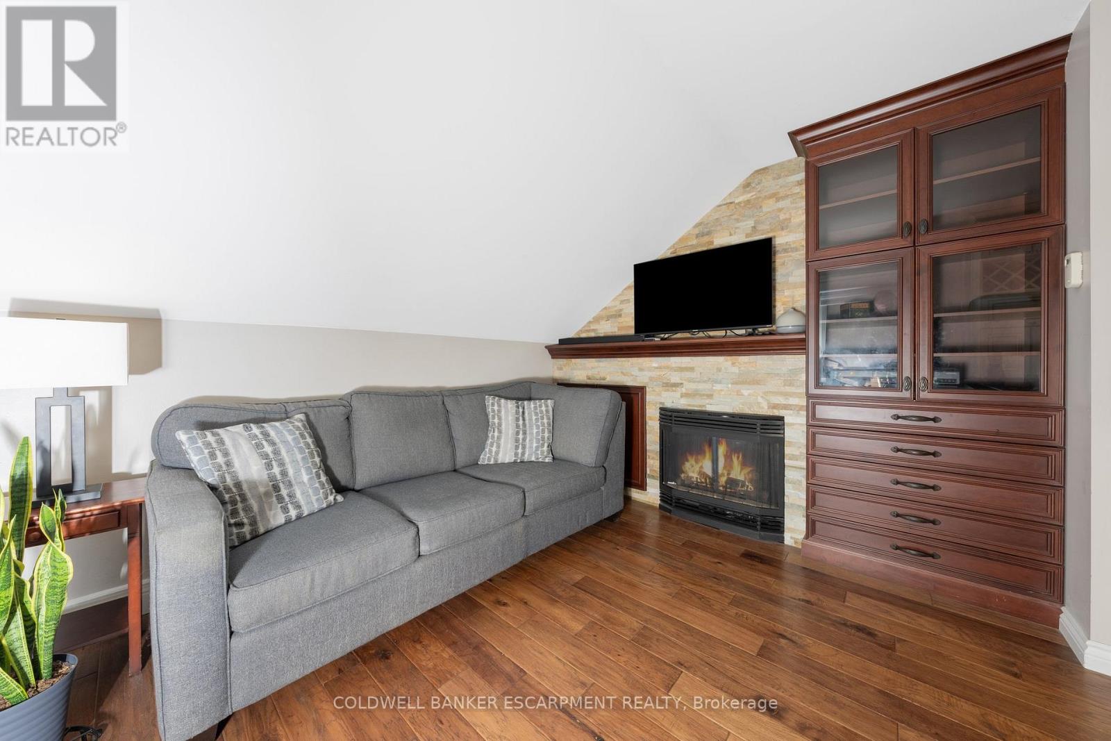 28 Main Street N, Halton Hills (Ac Acton), Ontario  L7J 1W1 - Photo 26 - W12687664