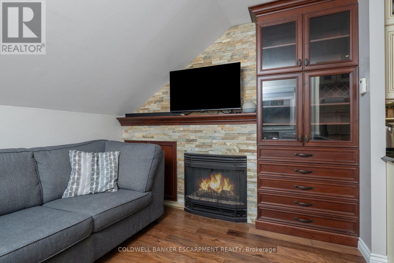 28 Main Street N, Halton Hills (Ac Acton), Ontario  L7J 1W1 - Photo 27 - W12687664