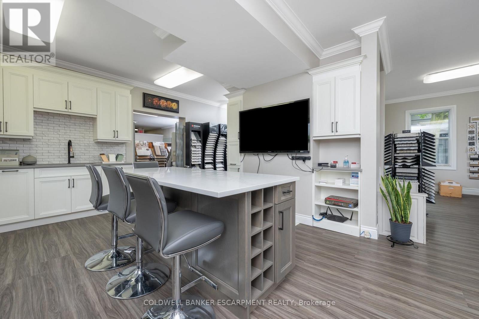 28 Main Street N, Halton Hills (Ac Acton), Ontario  L7J 1W1 - Photo 8 - W12687664