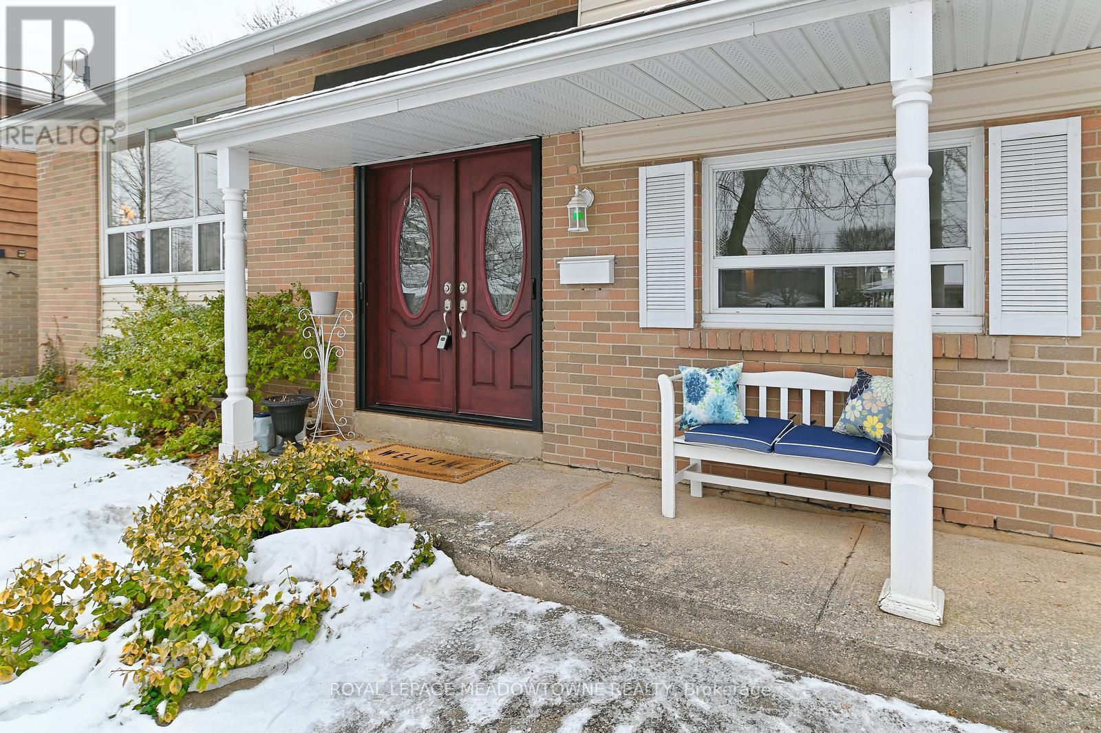 14 Moore Park Crescent, Halton Hills (Georgetown), Ontario  L7G 2T1 - Photo 3 - W12690042