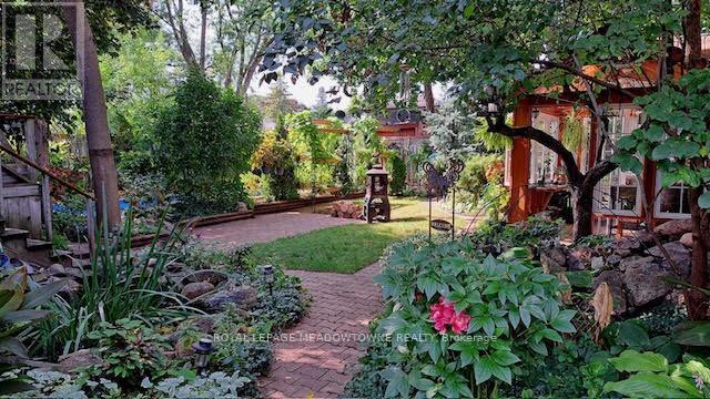 14 Moore Park Crescent, Halton Hills (Georgetown), Ontario  L7G 2T1 - Photo 8 - W12690042