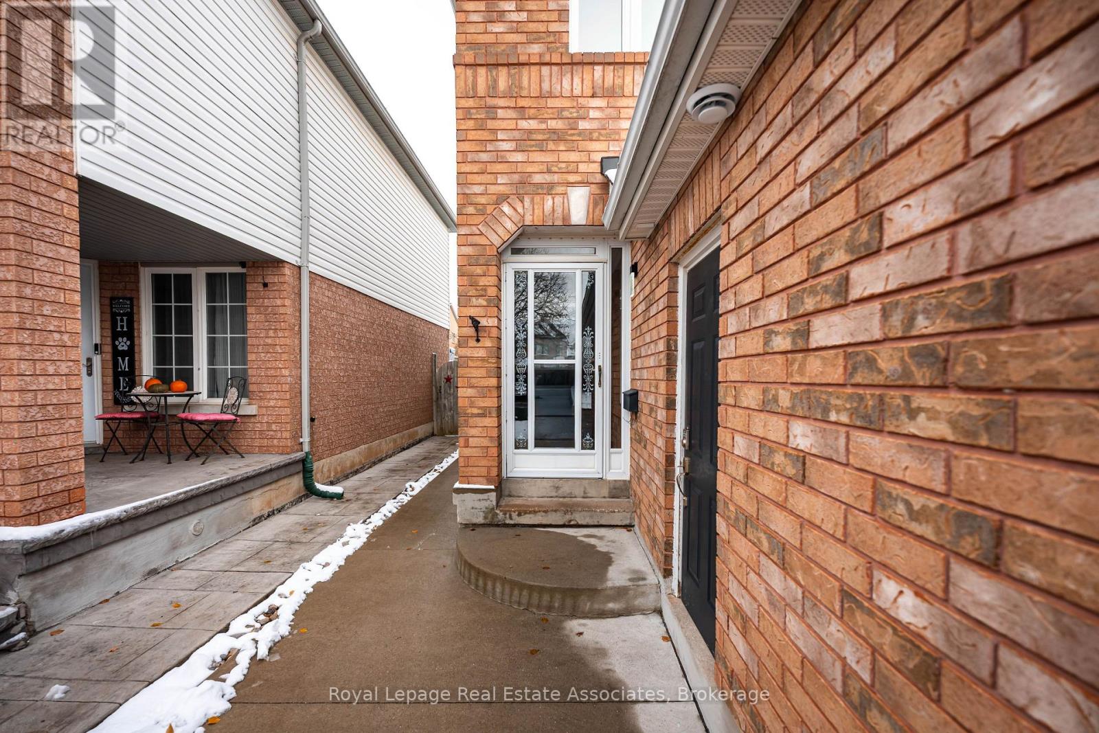 51 Curry Crescent, Halton Hills (Georgetown), Ontario  L7G 5T1 - Photo 3 - W12692730