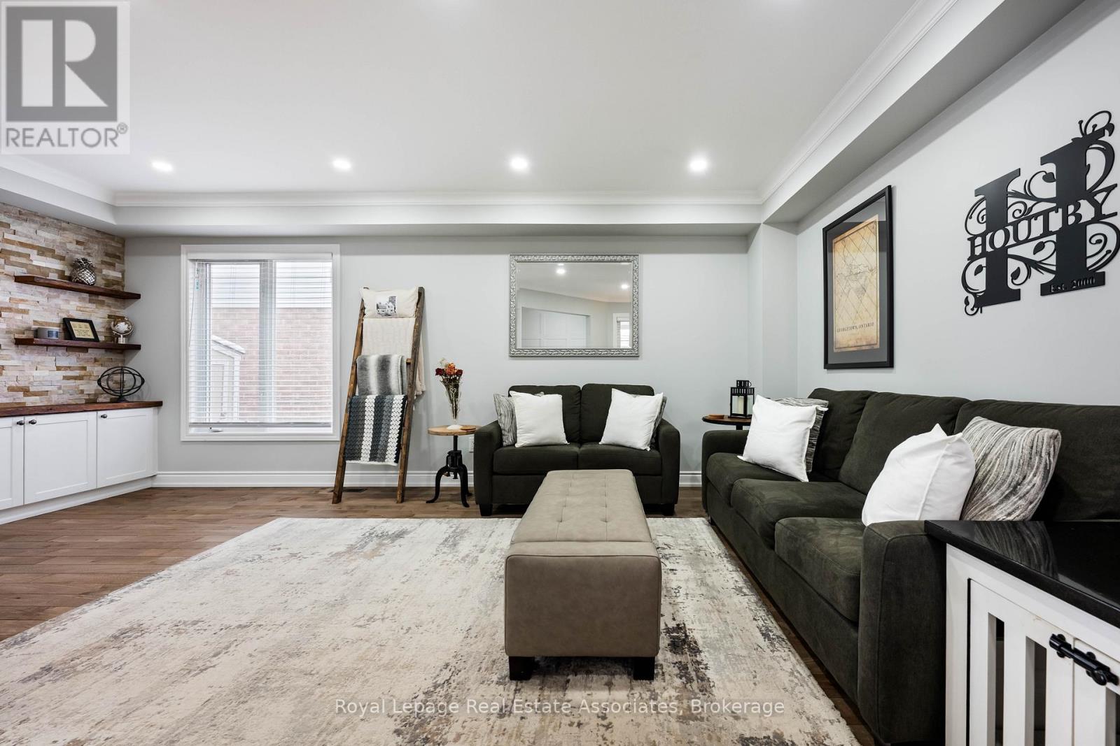 51 Curry Crescent, Halton Hills (Georgetown), Ontario  L7G 5T1 - Photo 5 - W12692730