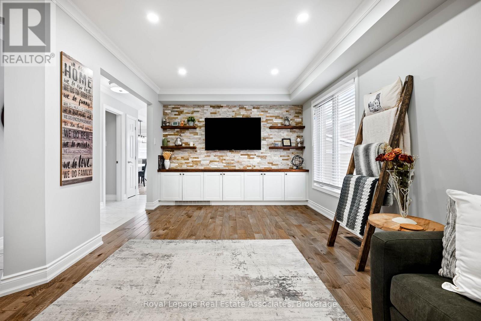 51 Curry Crescent, Halton Hills (Georgetown), Ontario  L7G 5T1 - Photo 7 - W12692730