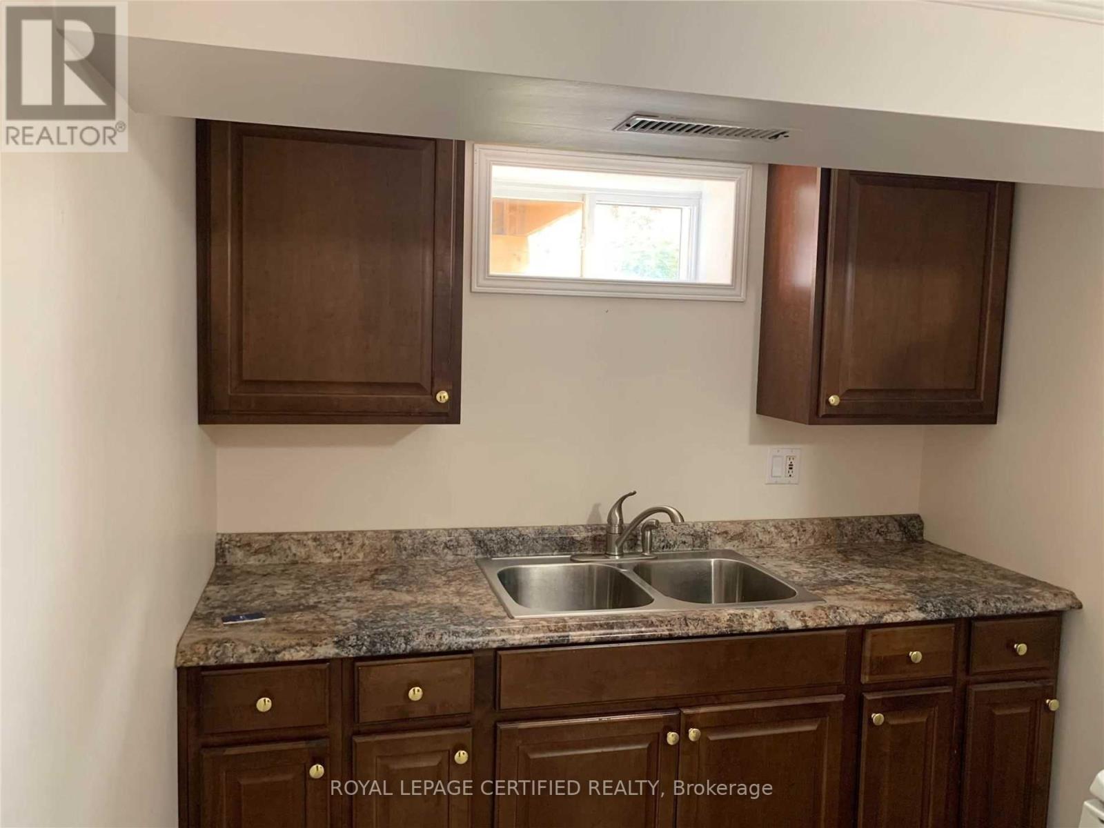 Lower - 6 Prince Charles Drive, Halton Hills (Georgetown), Ontario  L7G 3T7 - Photo 3 - W12705944