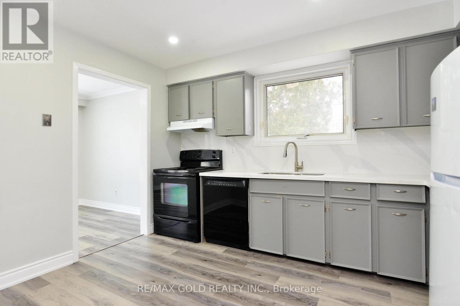 70 Greystone Crescent, Halton Hills (Georgetown), Ontario  L7G 1G9 - Photo 8 - W12728040