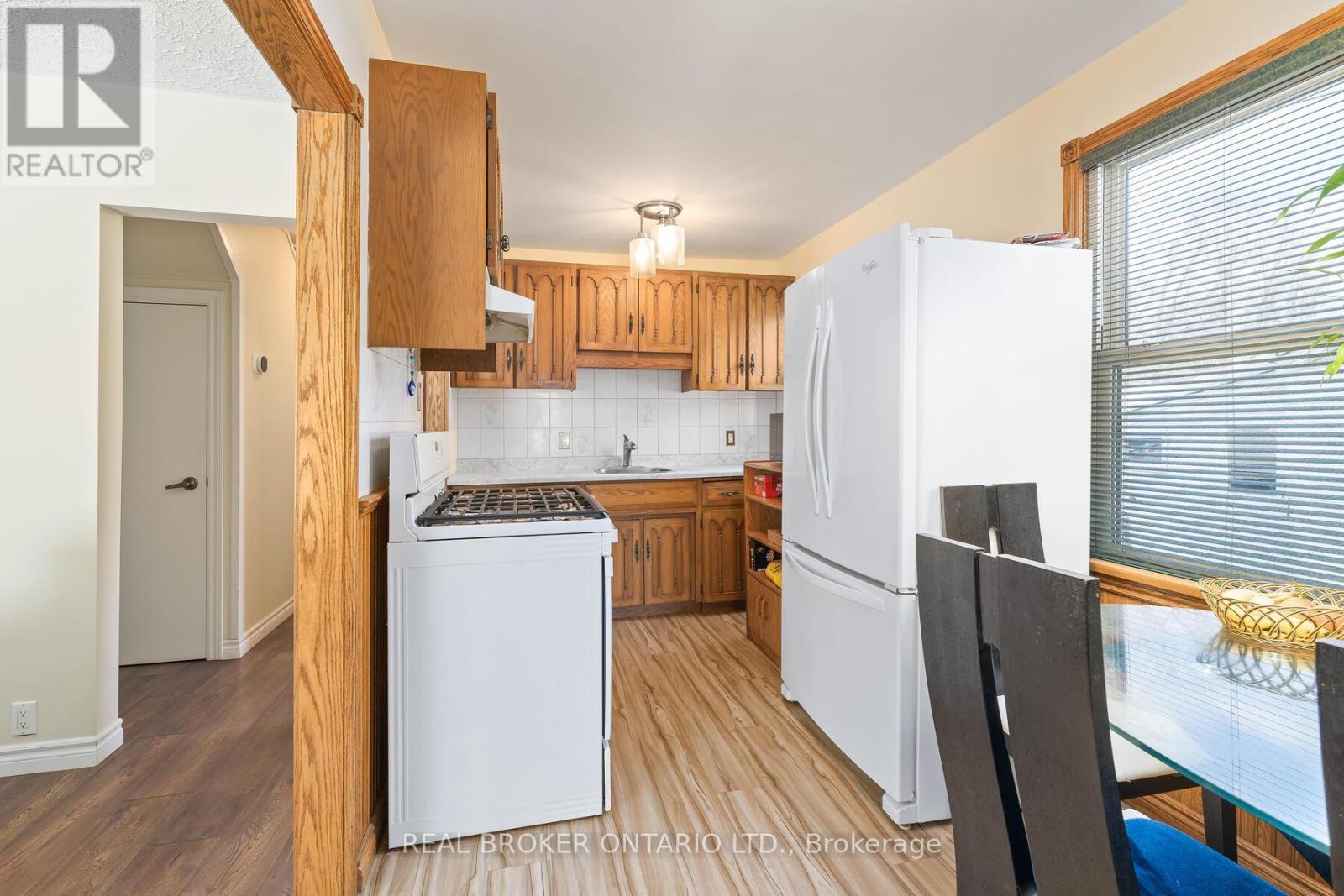 213 Mason Boulevard, Halton Hills (Ac Acton), Ontario  L7J 1A7 - Photo 7 - W12730174
